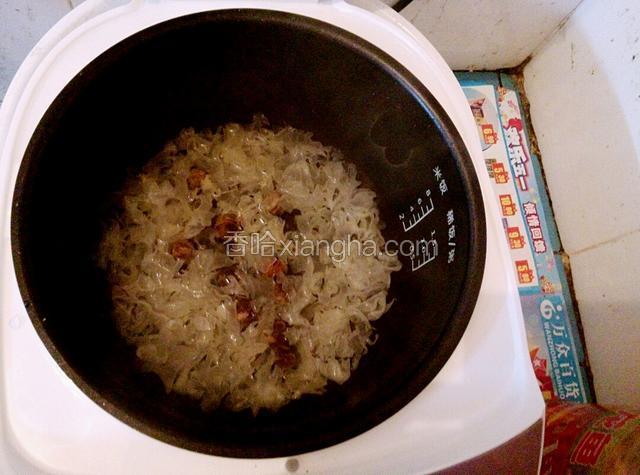 先把银耳，桂圆干放进去按蒸煮键煮15分钟