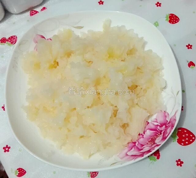 银耳泡发后，去除黄色的根撕成小块再次清洗一遍去除杂质。