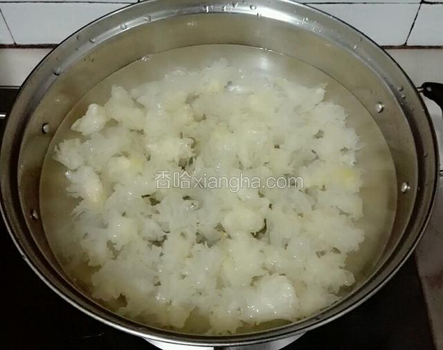 锅内一次性添够水把银耳倒进去开大火烧开后转小火煮40分钟。