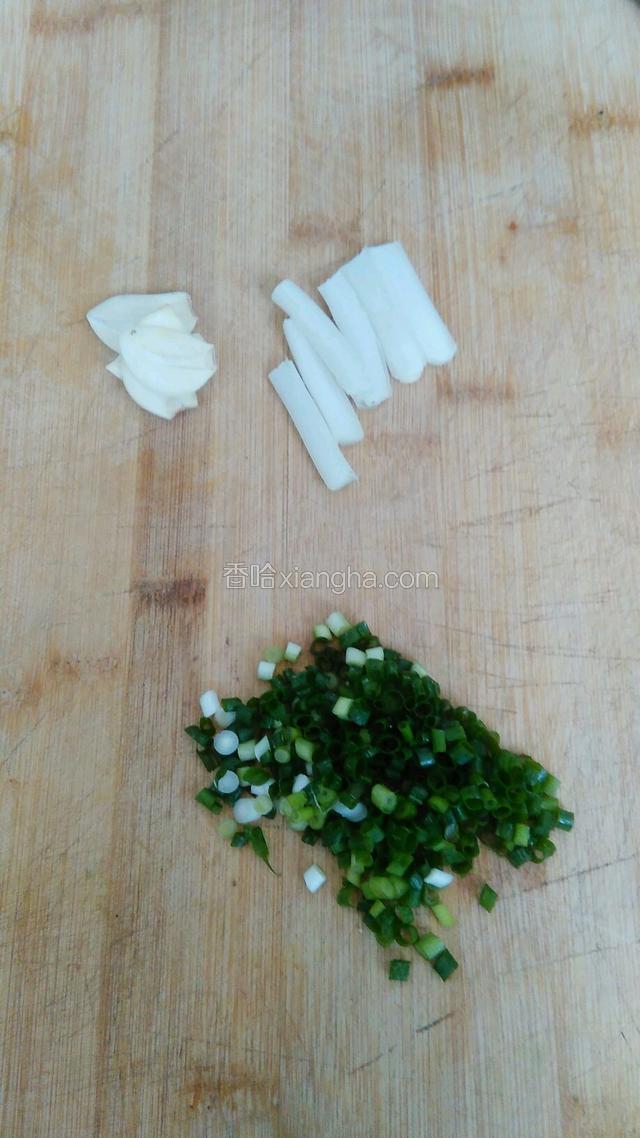香怱切成碎，蒜切成薄片，老葱切成段，姜切成片。