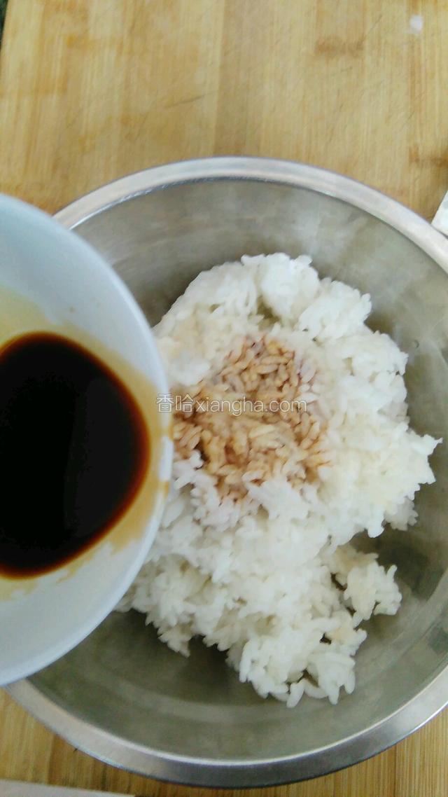 酱油放入米饭中，拌匀。