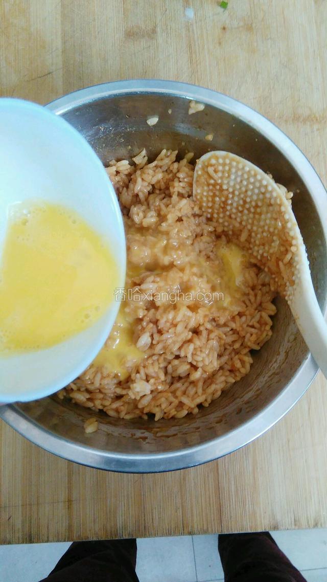 鸡蛋液倒入拌好的米饭里拌匀。