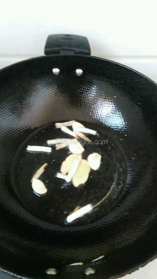 热锅放食用油，放入姜片，蒜片，葱段爆香，后捡出扔掉。