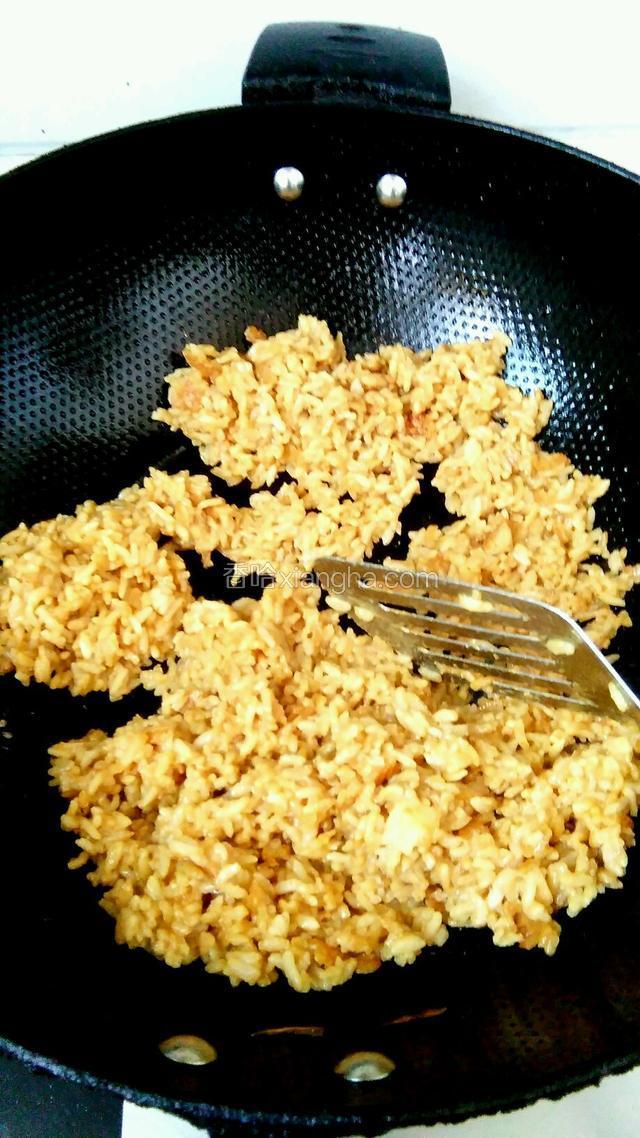 倒入拌好的米饭用大火翻炒，加入少量盐，直到米粒在锅内蹦跳。