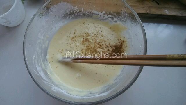 加入少许胡椒粉椒盐五香粉等调味搅拌均匀