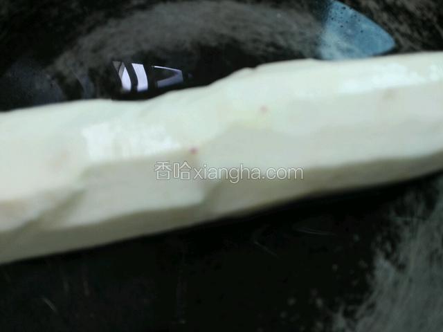 准备一根山药，削皮洗干净
切成段