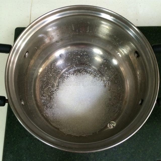 在锅里加入细砂糖；