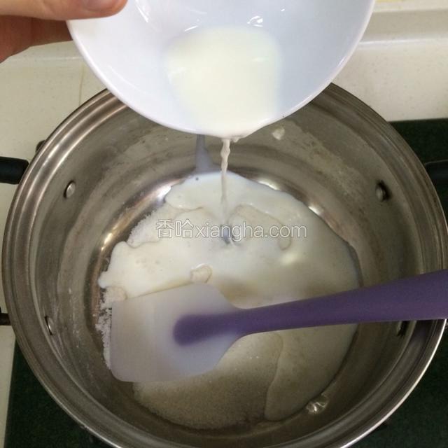 倒入牛奶；