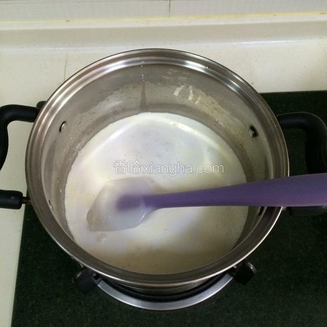 用刮刀搅拌均匀；