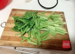 清炒芹菜的做法图解1