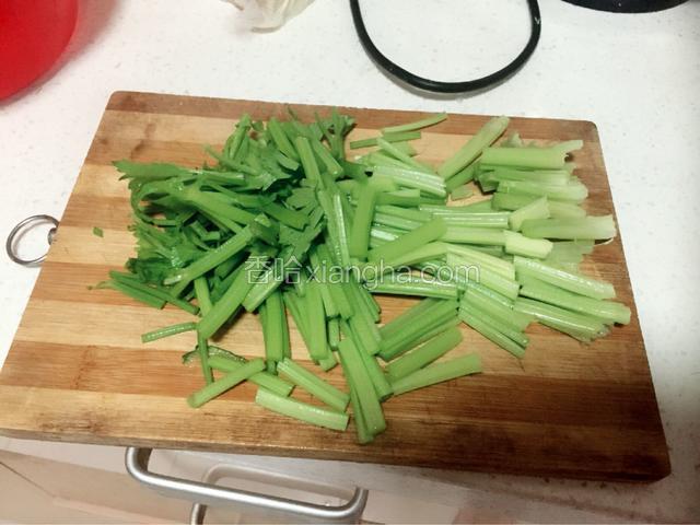 芹菜洗净，切段备用。