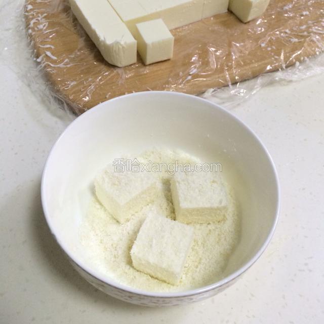 把小方块都裹上满满椰蓉即可；