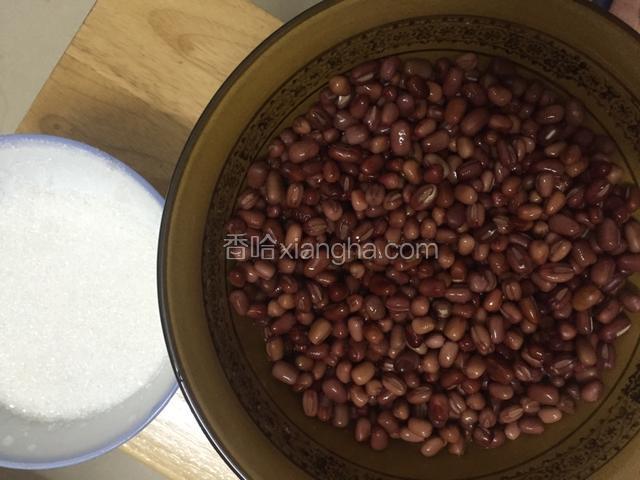 准备好材料，红豆提前泡发六小时以上。