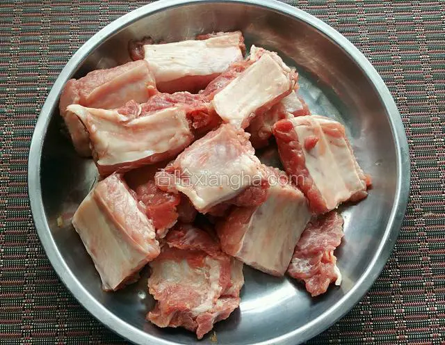 准备食材，排骨洗干净泡水1小时，去除血水