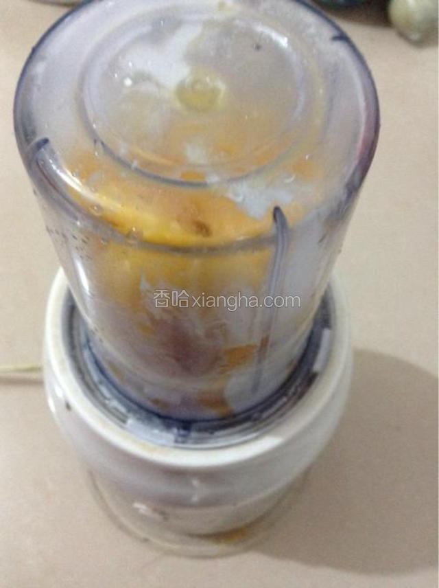 放入料理机中加入淡奶油搅拌成果泥。