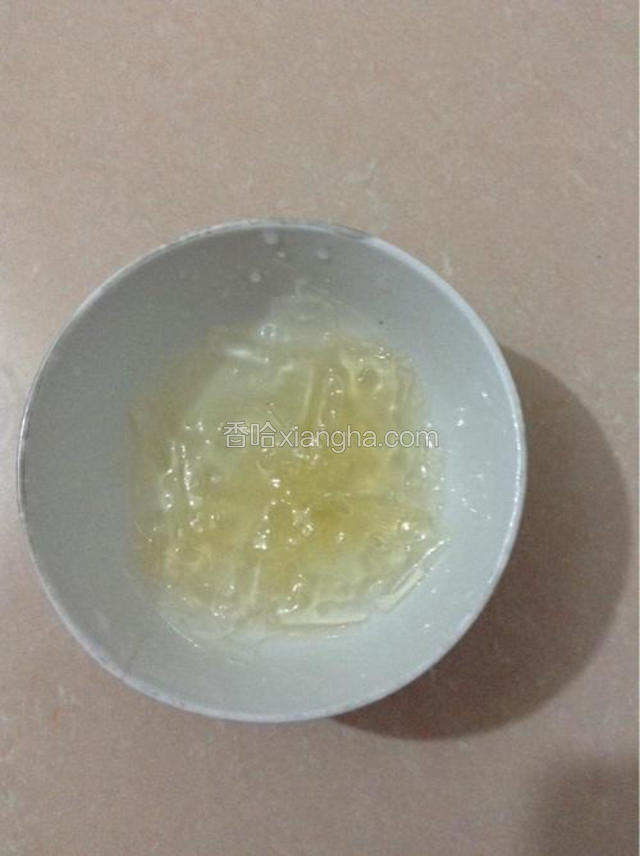 吉利丁片事先加少许清水泡软。