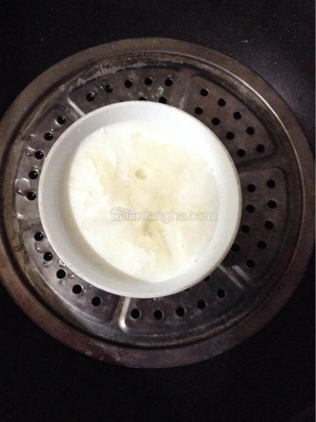牛奶加白糖和泡软的吉利丁片隔水蒸至融化。