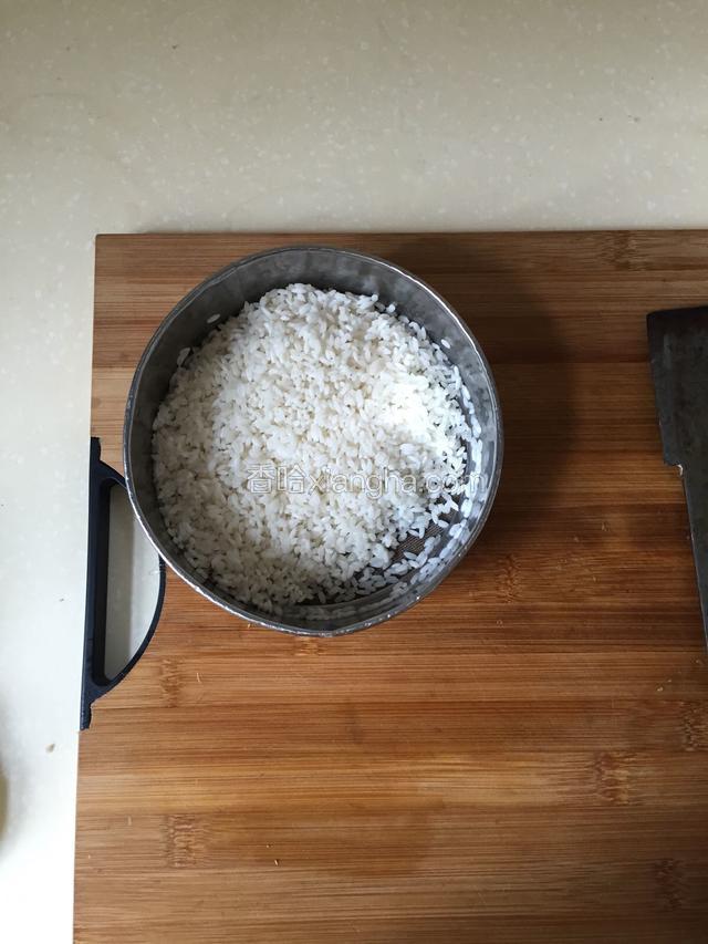 大米淘洗干净后阴干。