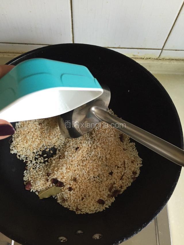 捡出八角和花椒不要，放入盐调味。