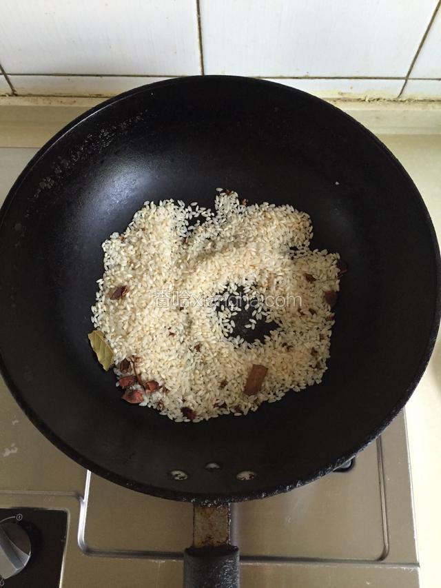 主食材全部倒入锅内不断翻炒。