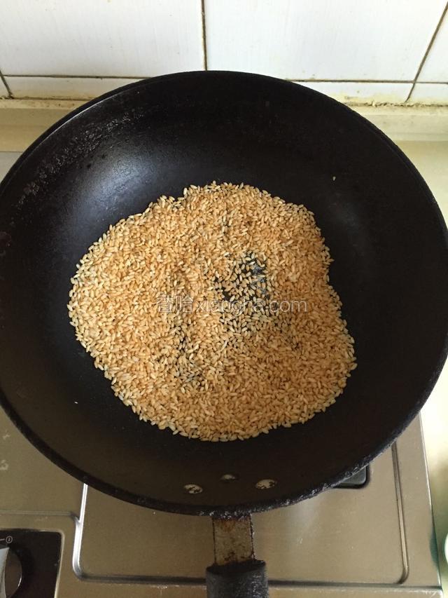 炒至金黄色后铺开晾凉。