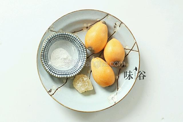 准备好冰糖、川贝（川贝磨成粉）和枇杷。