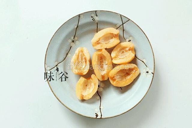枇杷洗净，去核去皮。
