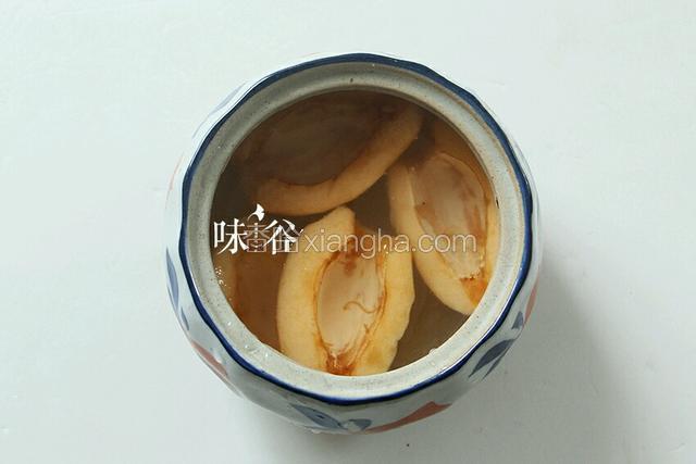 将所有材料放入炖盅，加少量开水。