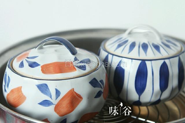 盖上炖盅盖子，入蒸锅隔水蒸，水沸后转小火炖40—60分钟即可。