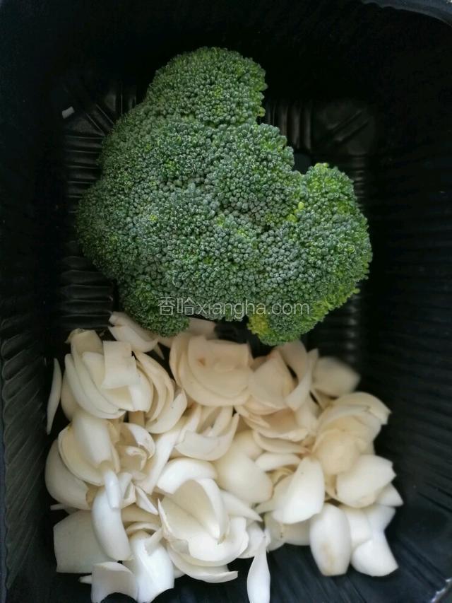 准备一包鲜百合和适量的西兰花