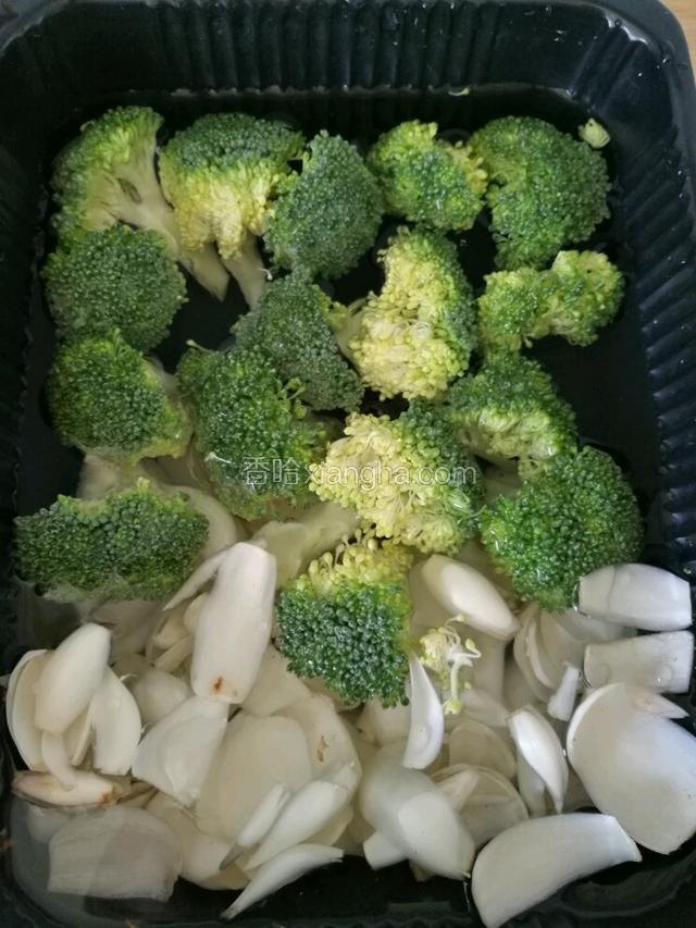  西兰花切成小块，和百合一起放到水里面泡一下