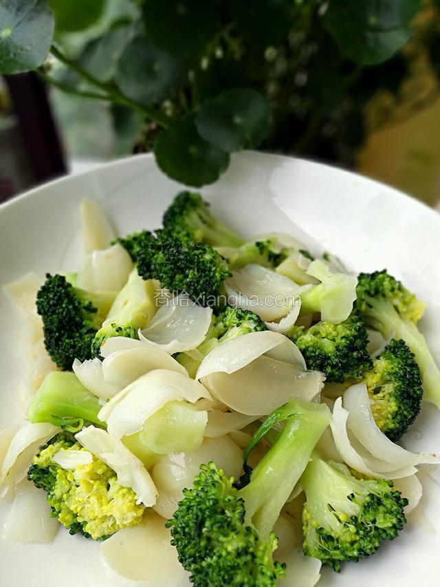 把西兰花和百合捞上来稍微滤下水，锅里放少许油，稍微炒一分钟就可以装盘了