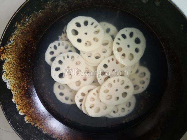 锅里烧水把藕片绰水1分钟！