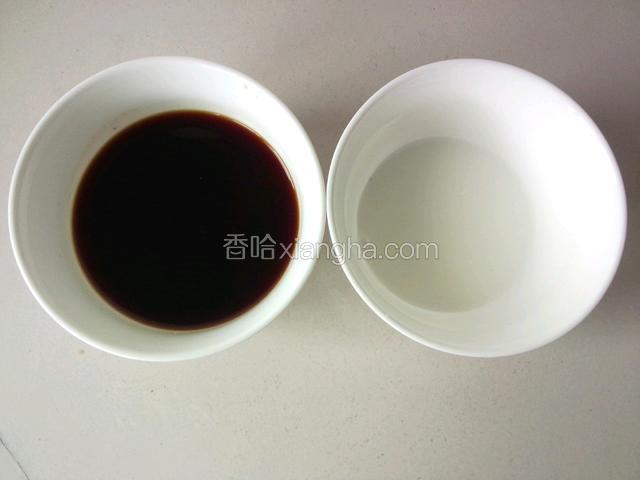 取两个碗，一个碗里倒入番茄酱，醋，糖，酱油，再加半碗清水调成汁！另一个碗调适量的水淀粉！