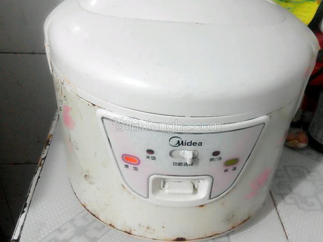 盖上盖子，煮三制四个钟就可以了 ，