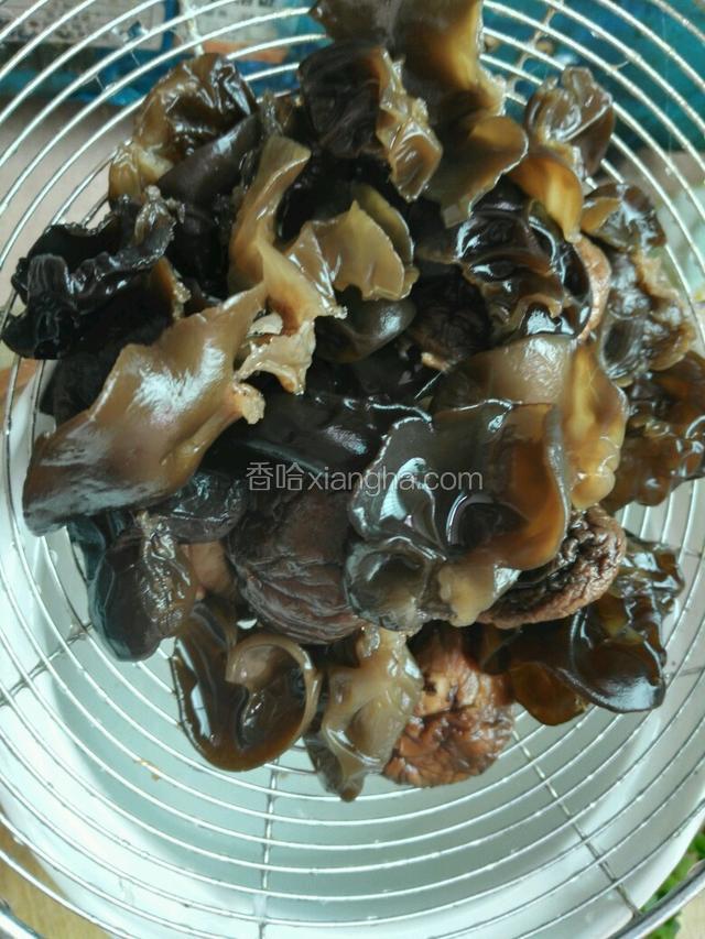 木耳、香菇泡好后洗干净捞出，切细