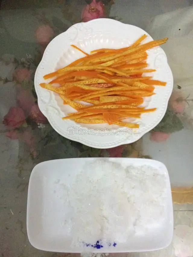 橙皮切成细丝，并把糖和水称好