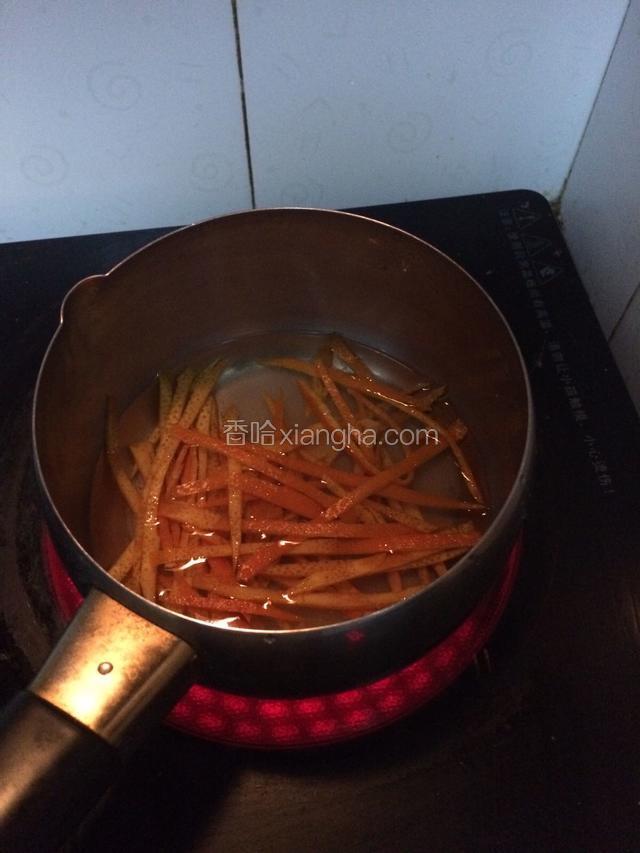 先将橙皮放水里煮5分钟，再捞出来，第一遍水倒掉，再把煮过的橙皮和糖和100克水放锅里一起小火慢熬
