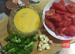 青椒西红柿炒鸡蛋的做法图解1