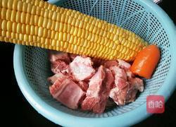 玉米炖排骨的做法图解1