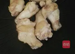 Illustration of braised chicken wings with onions 3