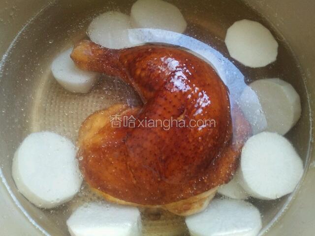 冷水下锅放白萝卜和鸡腿