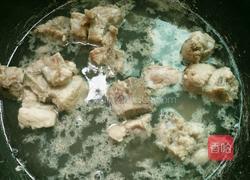 玉米红萝卜排骨汤的做法图解4