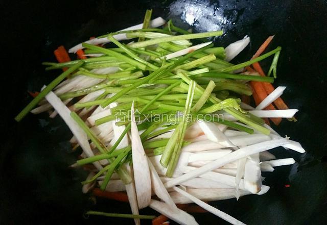 接着倒入芹菜和杏鲍菇翻炒均匀，炒制到胡萝卜和杏鲍菇变软。