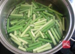 肉丝炒蒜苔的做法图解4