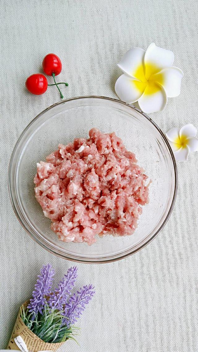 猪肉剁碎。