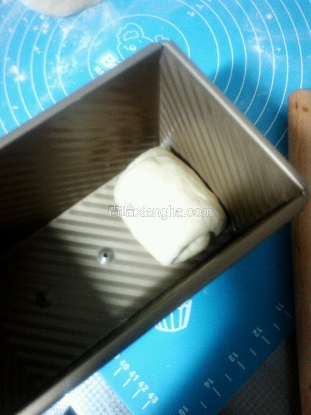 放入模具，三个依次放好