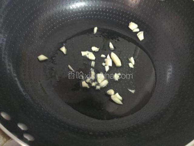 锅中倒入适量的油烧热后放入蒜末爆香