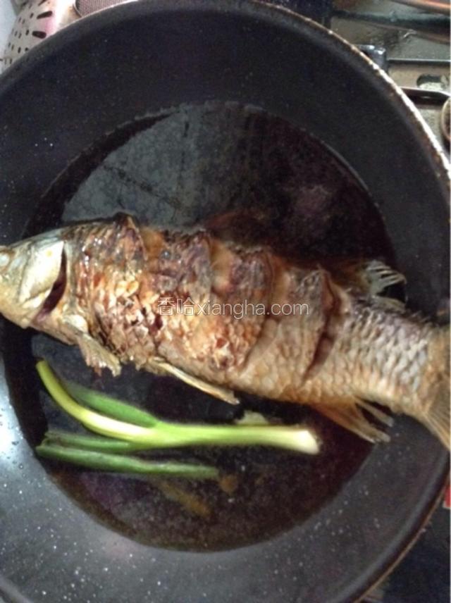 接着注入清水，葱、料酒、生抽和几滴老抽。大火烧开转小火慢炖十分钟。