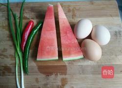 西瓜皮炒鸡蛋的做法图解1